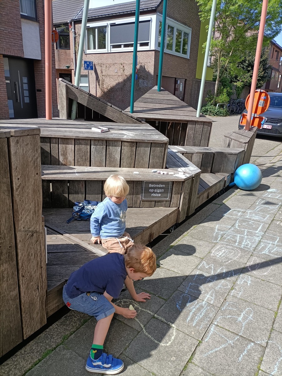 Foto van kinderen op een parklet